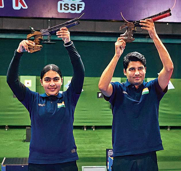 தங்கம் வென்ற சுருச்சி, சௌரப் இணை