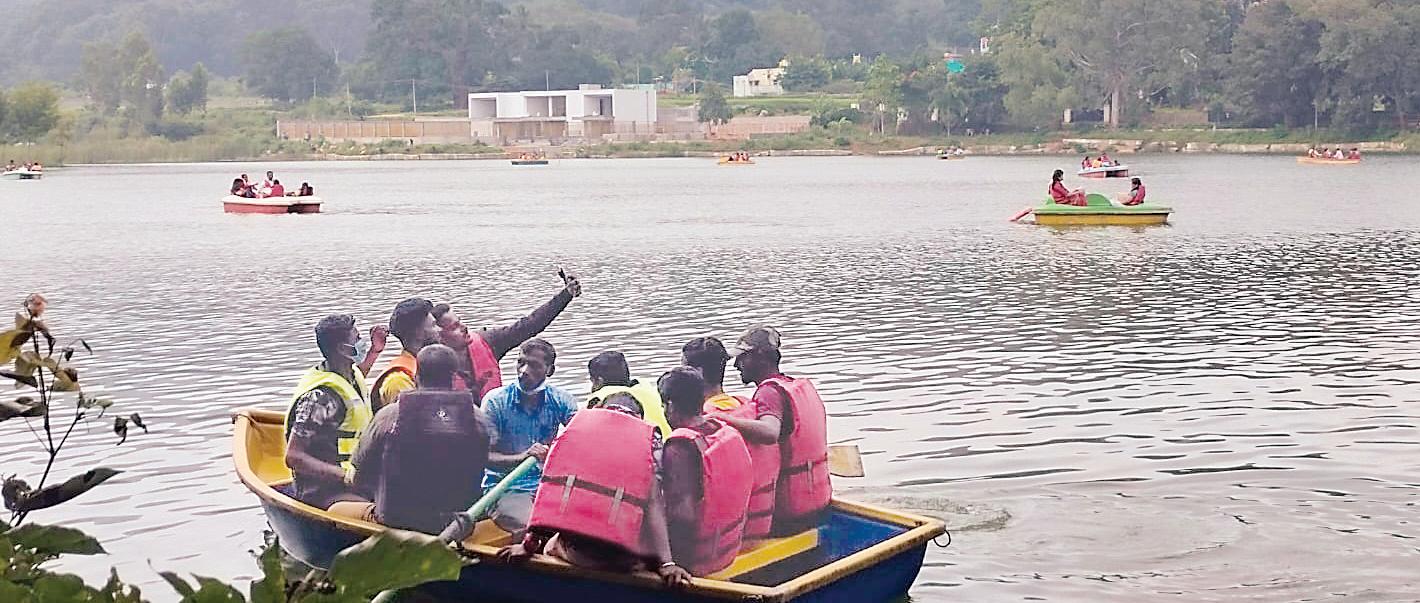 ஏலகிரி மலையில் குவிந்த சுற்றுலாப் பயணிகள்