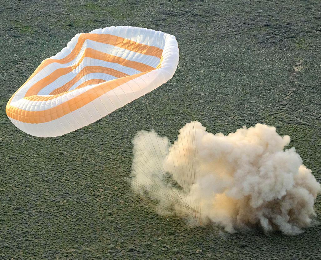 3 விண்வெளி வீரர்களுடன் பூமிக்குத் திரும்பிய ரஷிய விண்கலம்