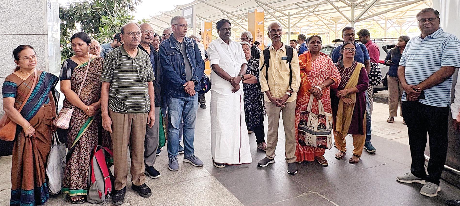 ஸ்ரீநகரிலிருந்து தில்லி திரும்பிய 28 தமிழக சுற்றுலாப் பயணிகள்