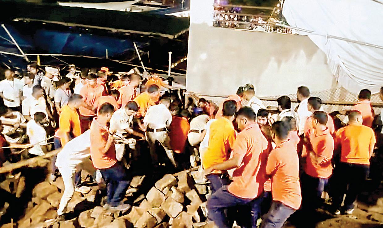 ஆந்திரம்: சிம்மாசலம் கோயிலில் சுவர் இடிந்து 7 பக்தர்கள் உயிரிழப்பு