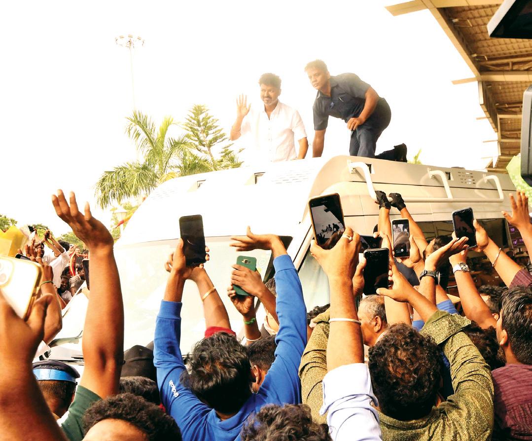 விஜய் ரசிகர்கள் - போலீஸார் இடையே தள்ளுமுள்ளு