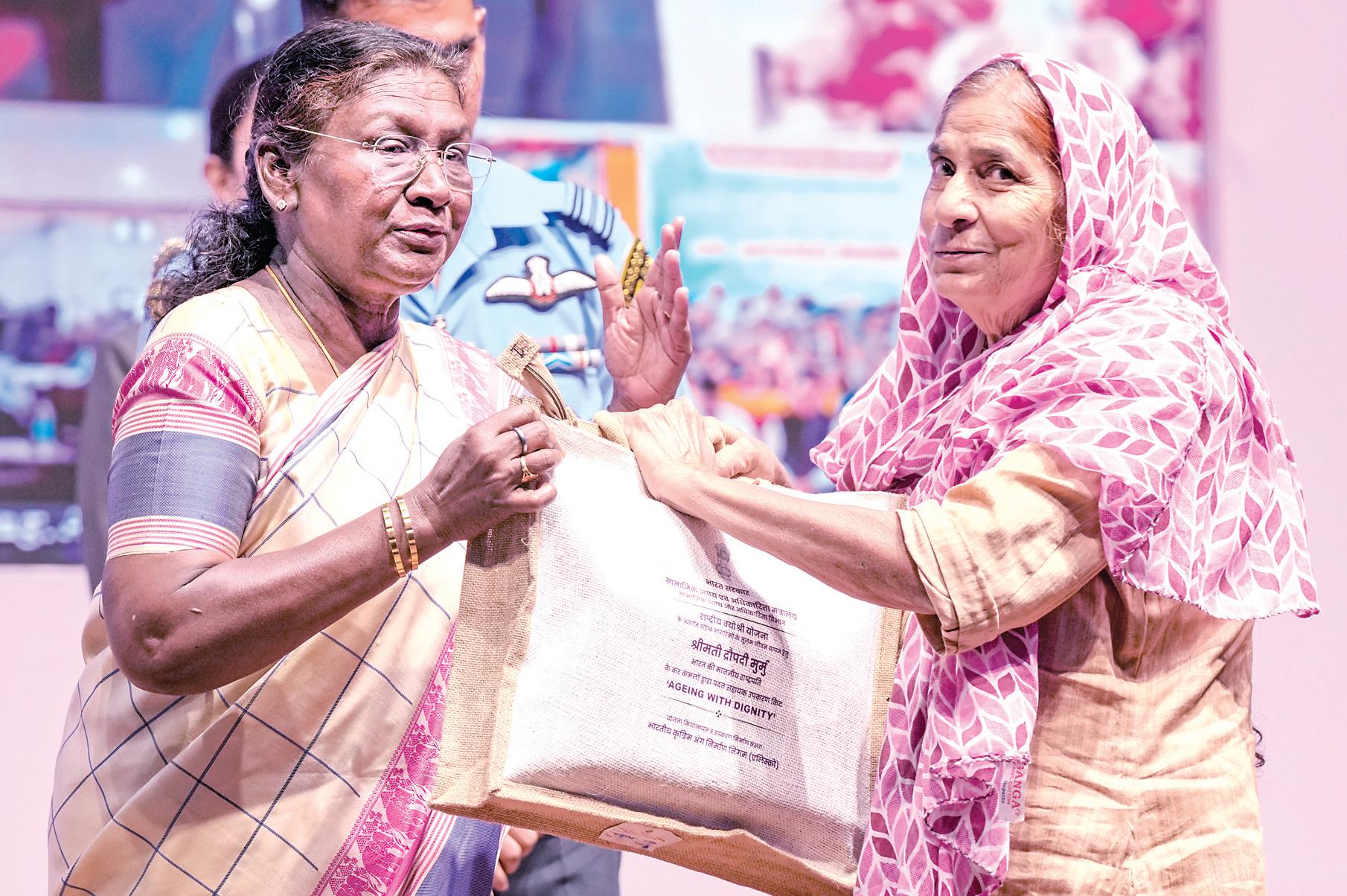 குடும்பங்களுக்கு வழிகாட்ட மூத்த குடிமக்களின் நலவாழ்வு அவசியம்