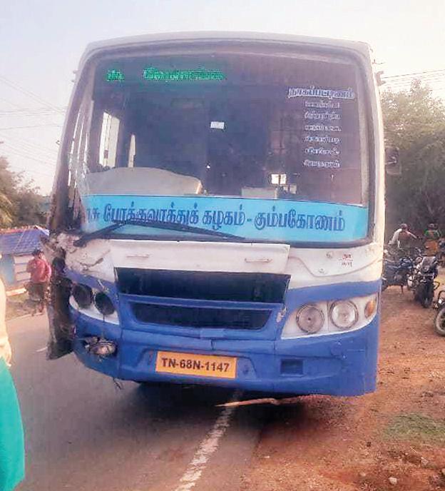 பேருந்து - வேன் மோதல்: 4 பேர் உயிரிழப்பு