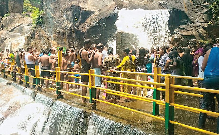 மணிமுத்தாறு அருவியில் குவிந்த சுற்றுலாப் பயணிகள்