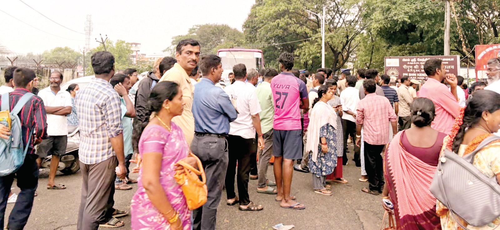 ஆவடி நீட் தேர்வு மையத்தில் மின் தடை