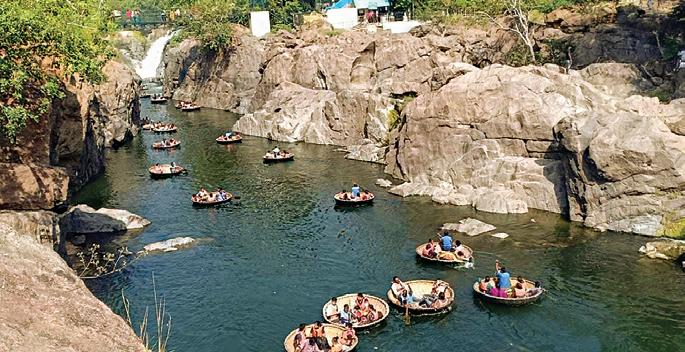 வாரவிடுமுறை: ஒகேனக்கல் வந்த 50,000 சுற்றுலாப் பயணிகள்