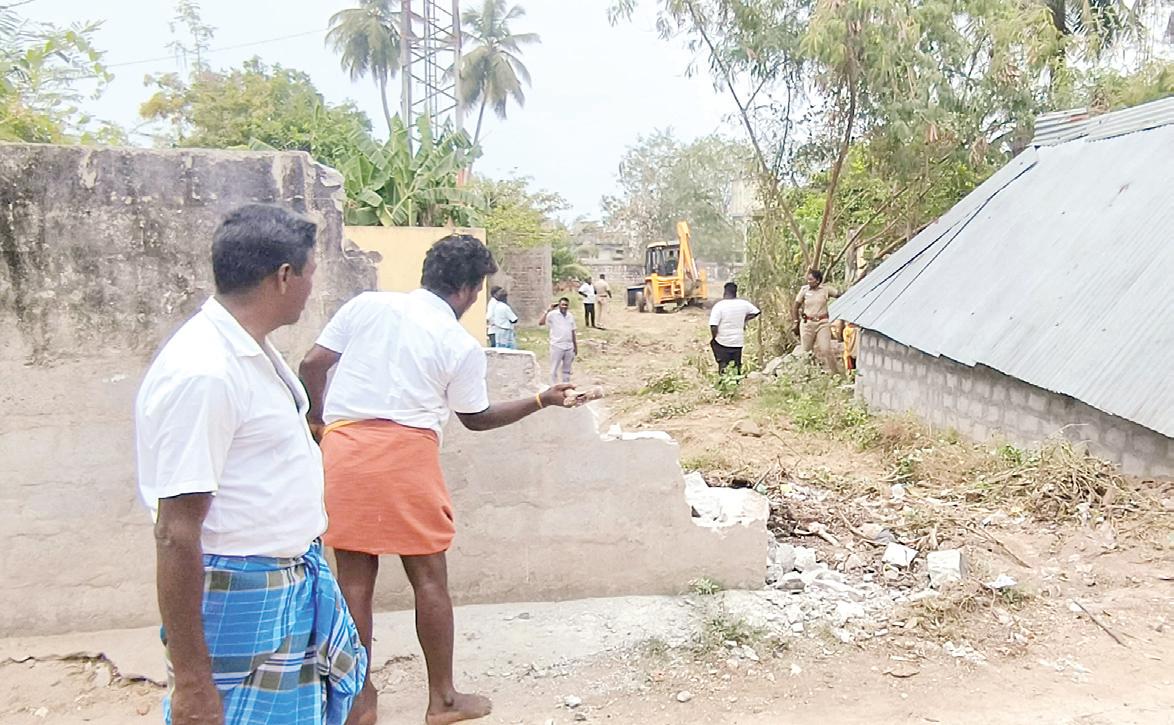 சாலையை ஆக்கிரமித்து கட்டிய சுவர் இடித்து அகற்றம்