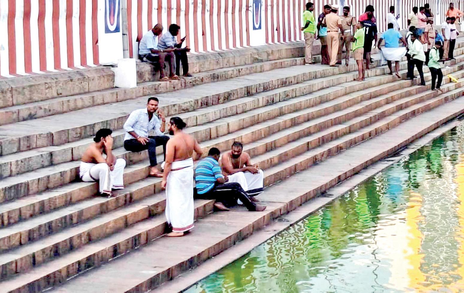 கோயில் குளத்தில் மூழ்கி 3 மாணவர்கள் உயிரிழப்பு