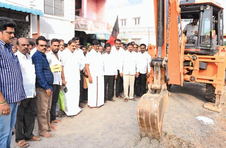 ரூ.11 கோடியில் சாலைப் பணிகள்: அமைச்சர் நாசர் அடிக்கல்