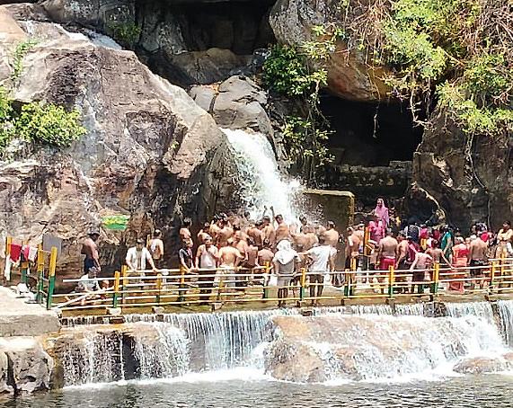 மணிமுத்தாறு அருவியில் குவிந்த சுற்றுலாப் பயணிகள்