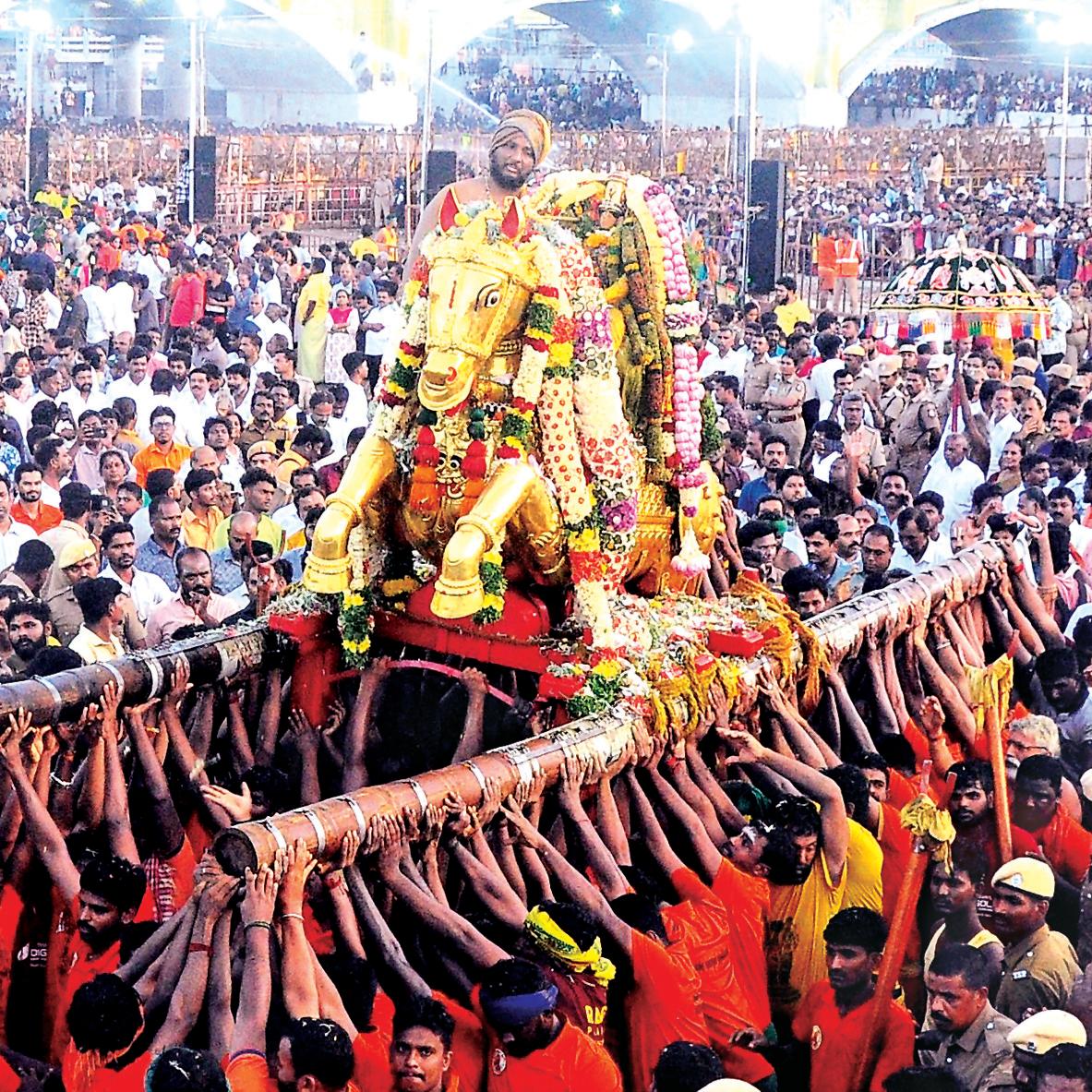 கூட்டத்தை ஒழுங்குபடுத்திய அமைச்சர் சேகர்பாபு