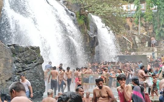 திற்பரப்பு அருவியில் குவிந்த சுற்றுலாப் பயணிகள்