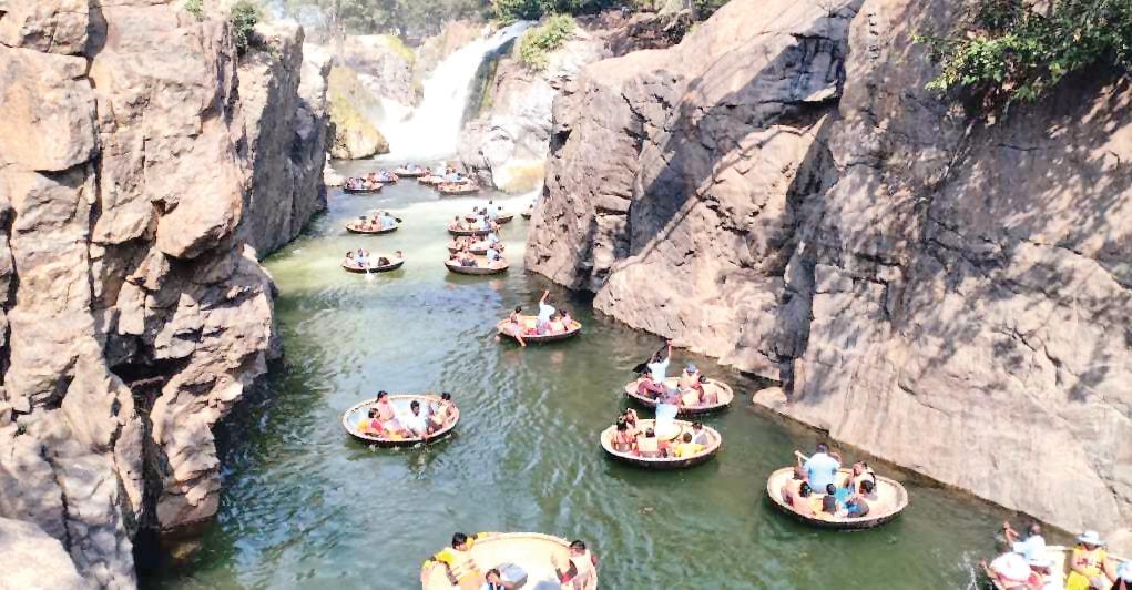 ஒகேனக்கல்லில் குவிந்த 50 ஆயிரம் சுற்றுலாப் பயணிகள்
