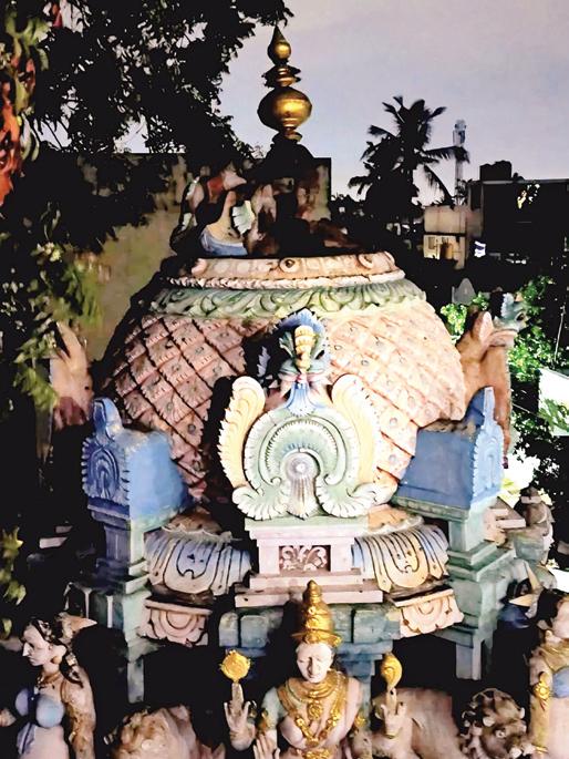 இடி தாக்கி அம்மன் கோயில் கோபுர கலசம் சேதம்