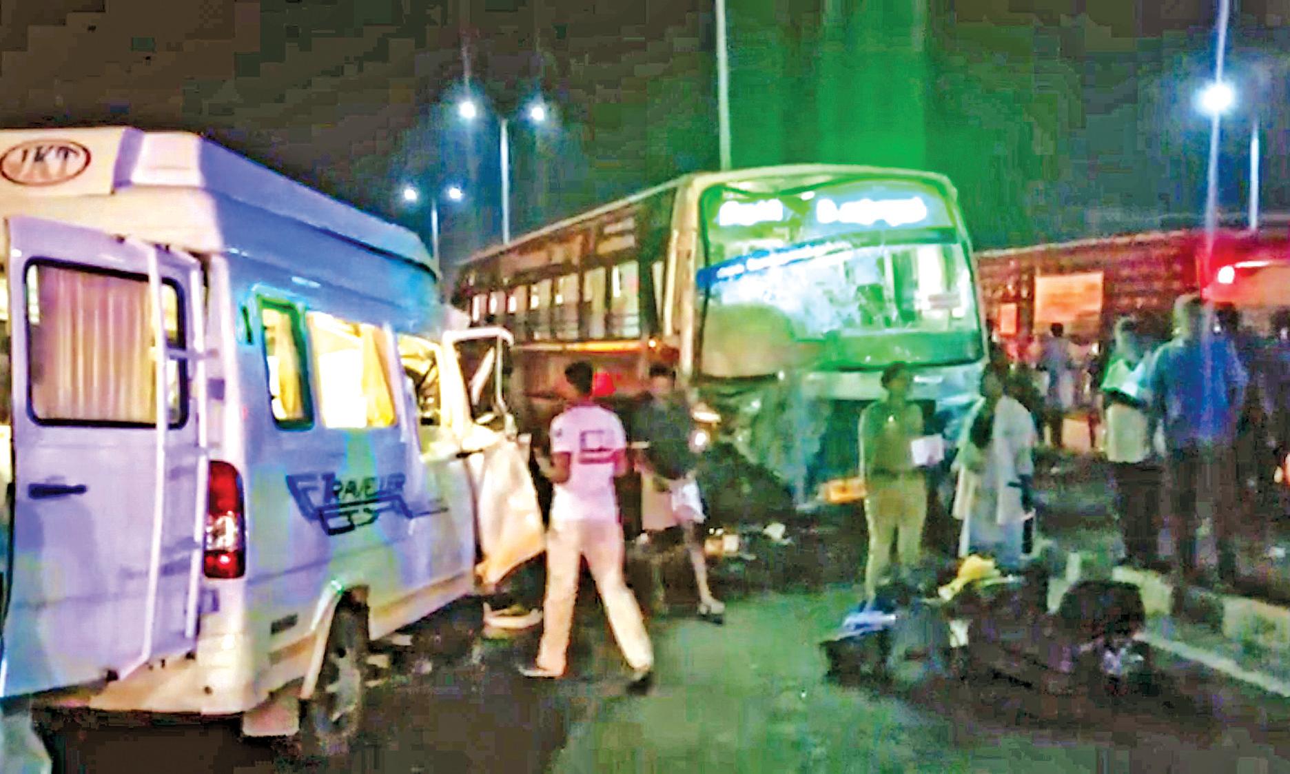 அரசுப் பேருந்து - வேன் மோதல்: 5 பேர் உயிரிழப்பு