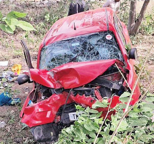 மரத்தில் கார் மோதல்; தந்தை, மகள் உள்பட மூவர் உயிரிழப்பு