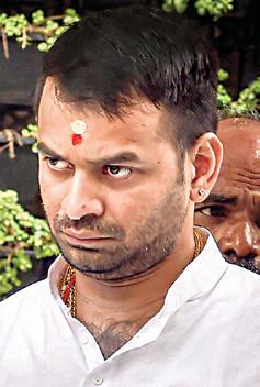 மூத்த மகன் தேஜ் பிரதாப்பை கட்சியிலிருந்து நீக்கினார் லாலு