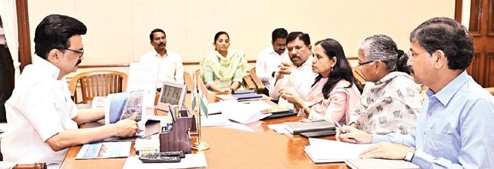 கேரளத்தில் கப்பல் விபத்து: தமிழக கடலில் நெகிழி துகள்களை அகற்றுங்கள்