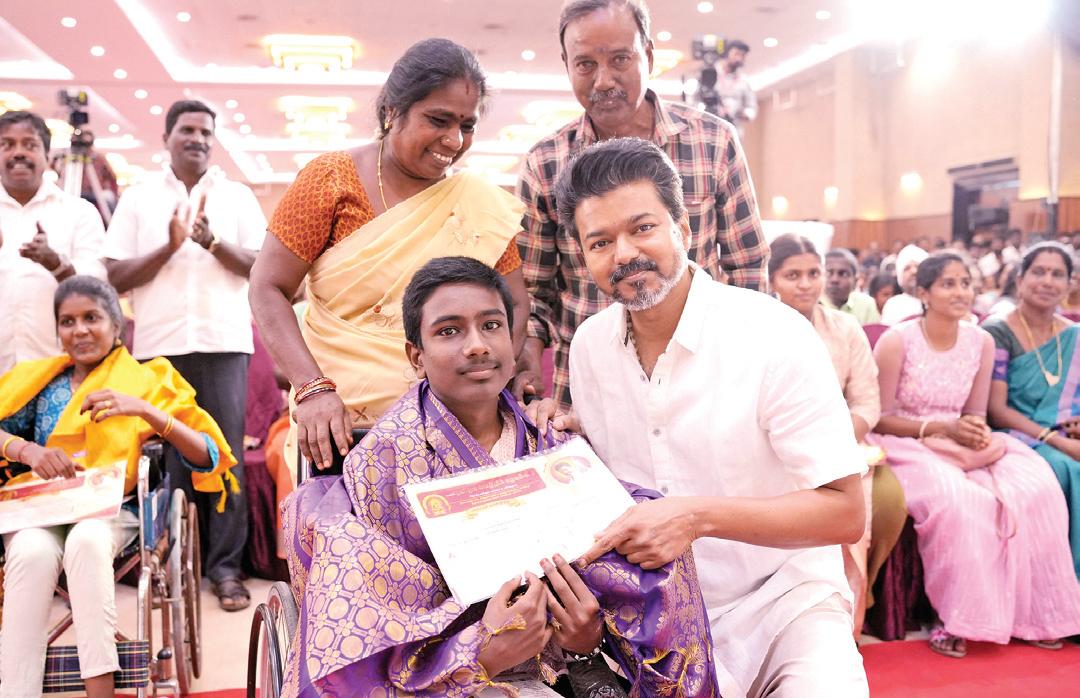 குடும்பத்தினர் வாக்களிப்பதை மாணவர்கள் உறுதி செய்ய வேண்டும்: விஜய்