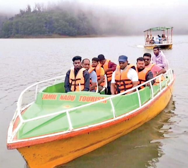 படகு சவாரி செய்து மகிழ்ந்த சுற்றுலாப் பயணிகள்