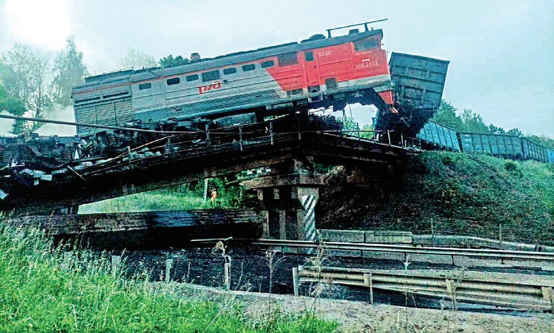 ரயில்கள் தடம் புரண்டு 7 பேர் உயிரிழப்பு