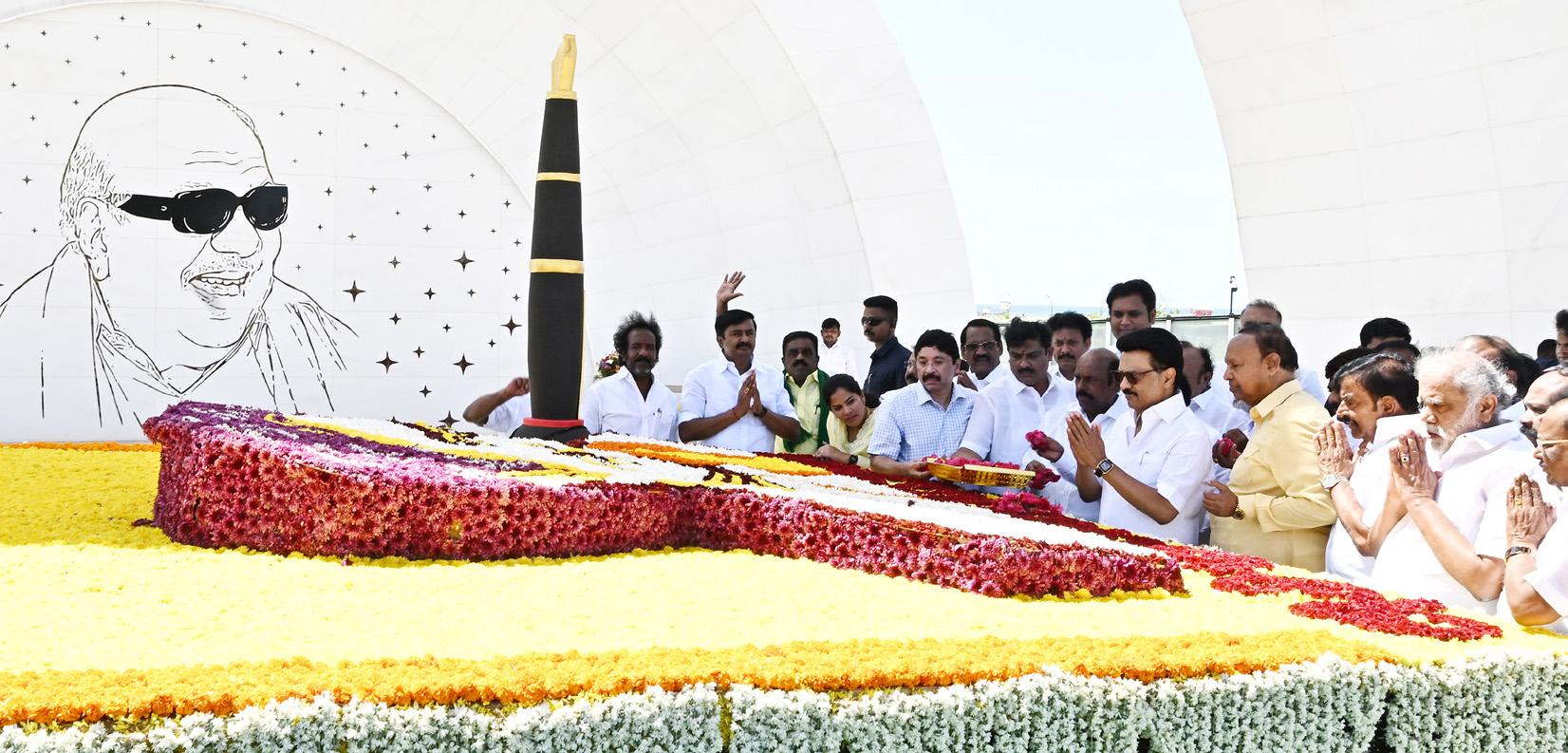 கருணாநிதி பிறந்த நாள்: திமுகவினர் மரியாதை