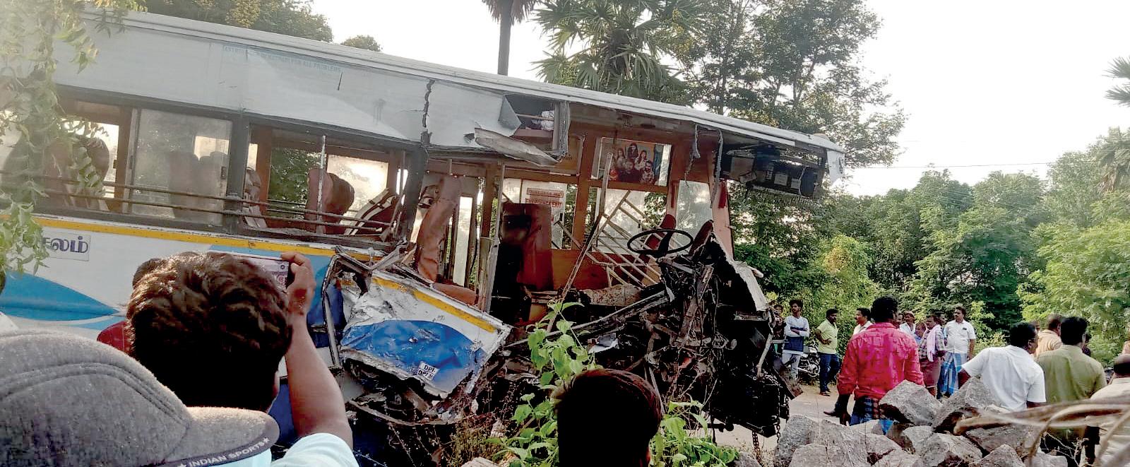 அரசுப் பேருந்து மீது மினி லாரி மோதல்: ஓட்டுநர்கள் இருவர் உயிரிழப்பு; 38 பயணிகள் காயம்