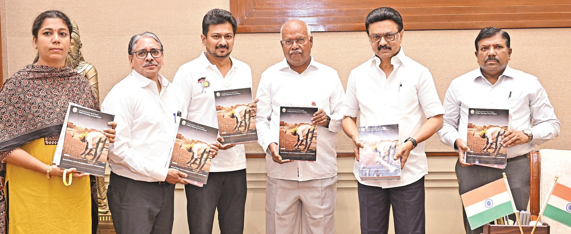 4 துறைகளுக்கான செயல்பாட்டு அறிக்கைகள்: முதல்வரிடம் அளித்தது மாநில திட்டக் குழு