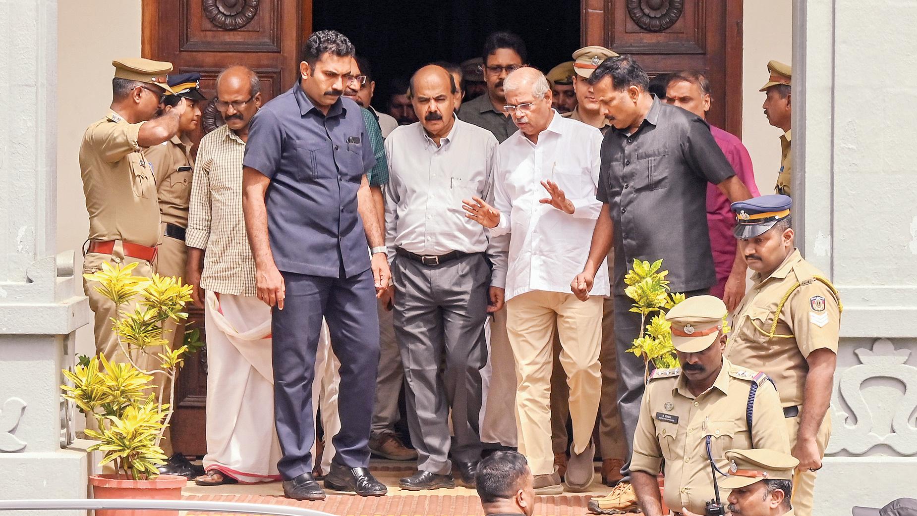 பல்கலைக்கழக பேரவை கூட்டத்தில் பங்கேற்ற கேரள ஆளுநருக்கு எதிர்ப்பு