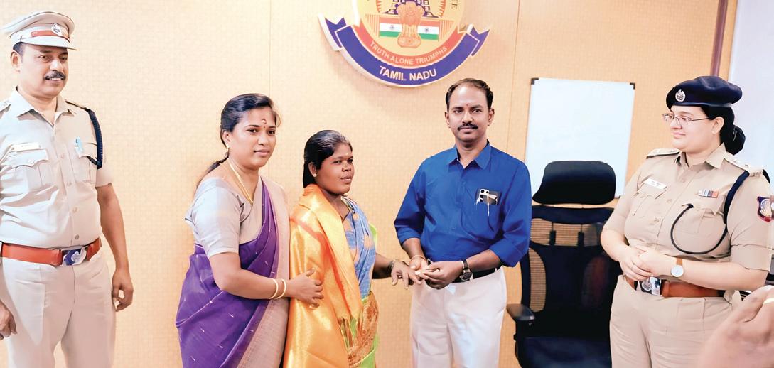 தவறவிட்ட ரூ.25 லட்சம் நகைகள் ஒப்படைப்பு: தூய்மைப் பணியாளருக்கு மோதிரம் பரிசு