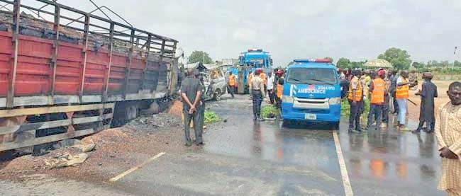நைஜீரியா: சாலை விபத்தில் 21 பேர் உயிரிழப்பு