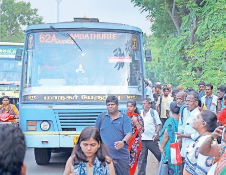 தொழிற்சங்கத்தினர் வேலைநிறுத்தம்: மேற்கு வங்கம், கேரளத்தில் இயல்பு வாழ்க்கை பாதிப்பு