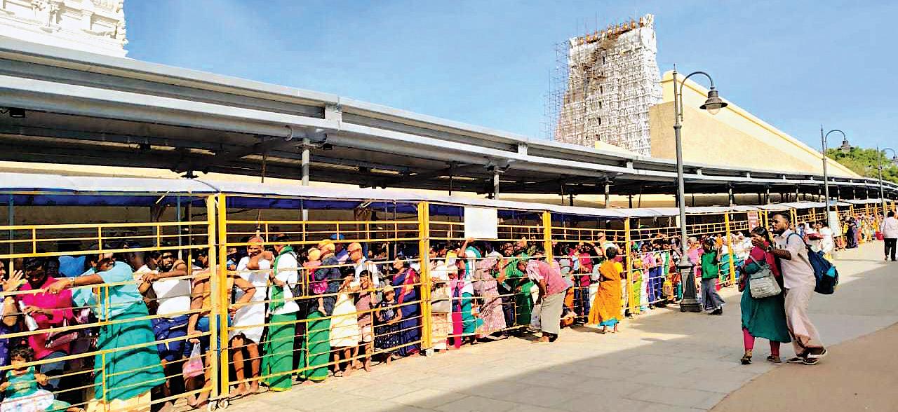 வார விடுமுறை: திருச்செந்தூர் கோயிலில் பக்தர்கள் குவிந்தனர்