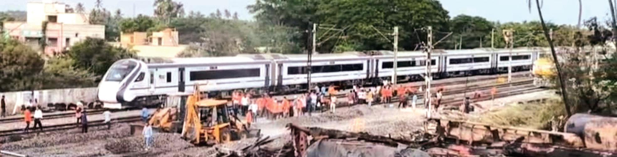 டீசல் ரயில் விபத்து நிகழ்ந்த பகுதியில் இருப்புப் பாதை, மின் கம்பிகள் சீரமைப்பு