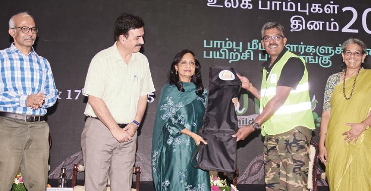 பயிற்சியின்றி பாம்பு பிடிப்பதைத் தடுக்க வேண்டும்: வனத் துறை கூடுதல் செயலர் சுப்ரியா சாஹூ