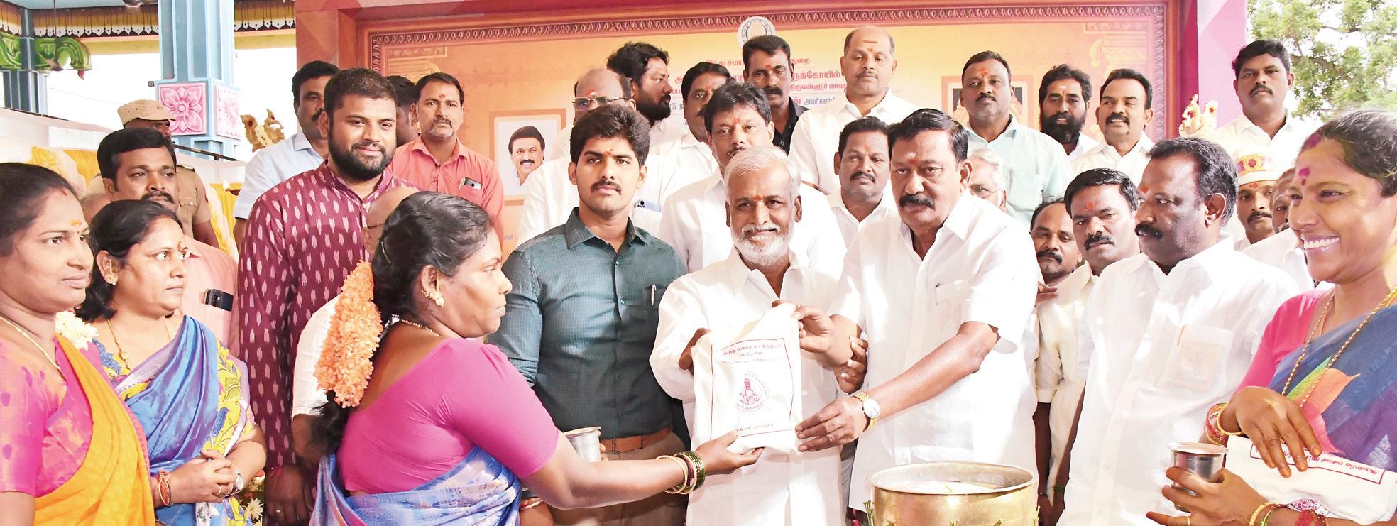 10 அம்மன் கோயில்களில் கூழ் வார்த்தல், 5 கோயில்களில் மங்கலப் பொருள்கள் வழங்கும் திட்டம்