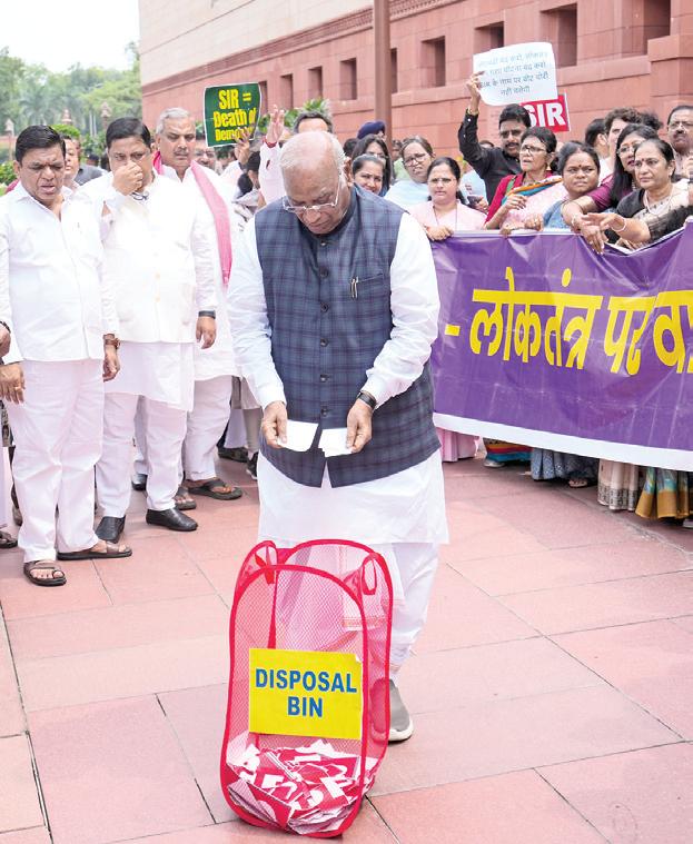 பிகார் வாக்காளர் பட்டியல் தீவிர திருத்தத்துக்கு எதிர்ப்பு: நாடாளுமன்ற வளாகத்தில் எதிர்க்கட்சிகள் கண்டன பேரணி