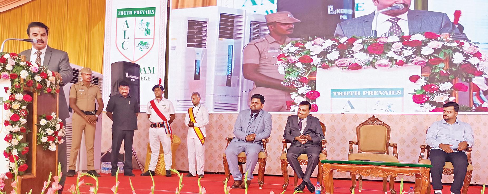 சட்ட மாணவர்கள் அனைத்து நுணுக்கங்களையும் கற்க வேண்டும்