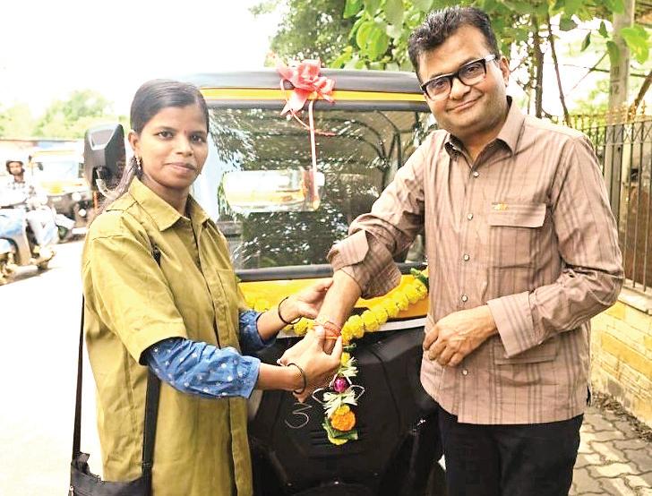 ரக்ஷா பந்தனுக்கு புதிய ஆட்டோ பரிசளித்த மருத்துவர்!