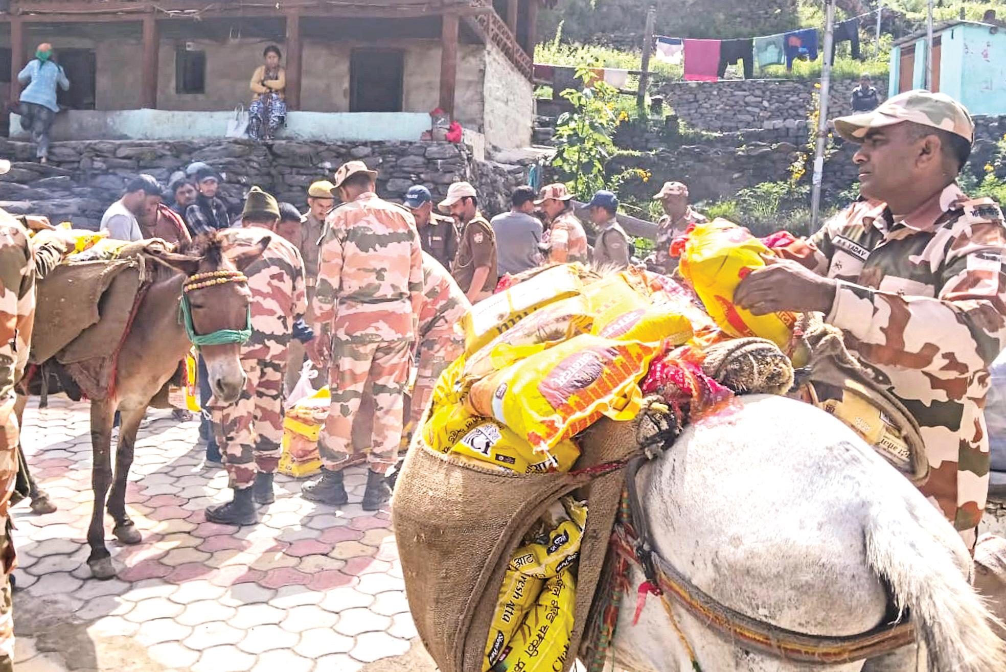 உத்தரகண்ட் நிலச்சரிவு: இதுவரை 1,200 பேர் மீட்பு