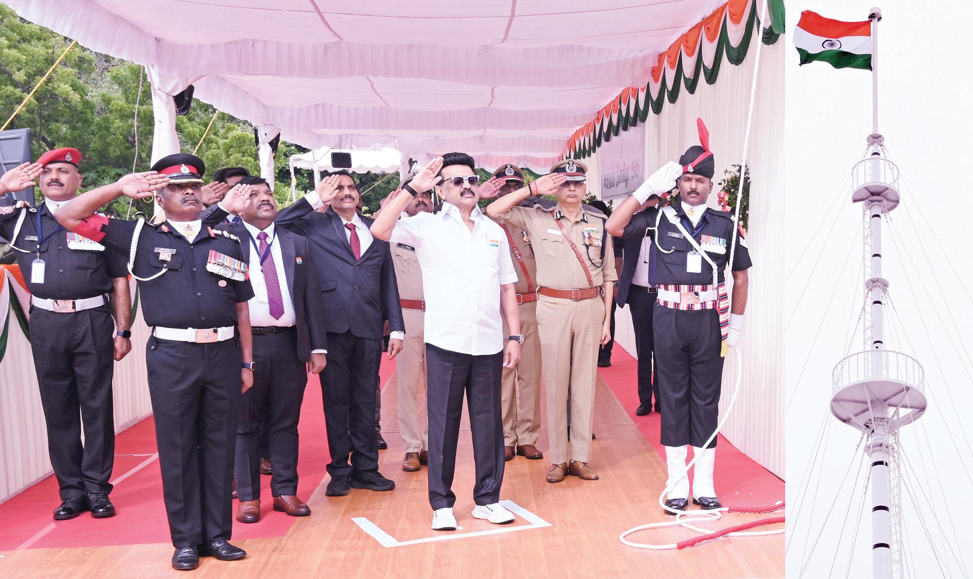 தேசியக் கொடியேற்றினார் முதல்வர் ஸ்டாலின்