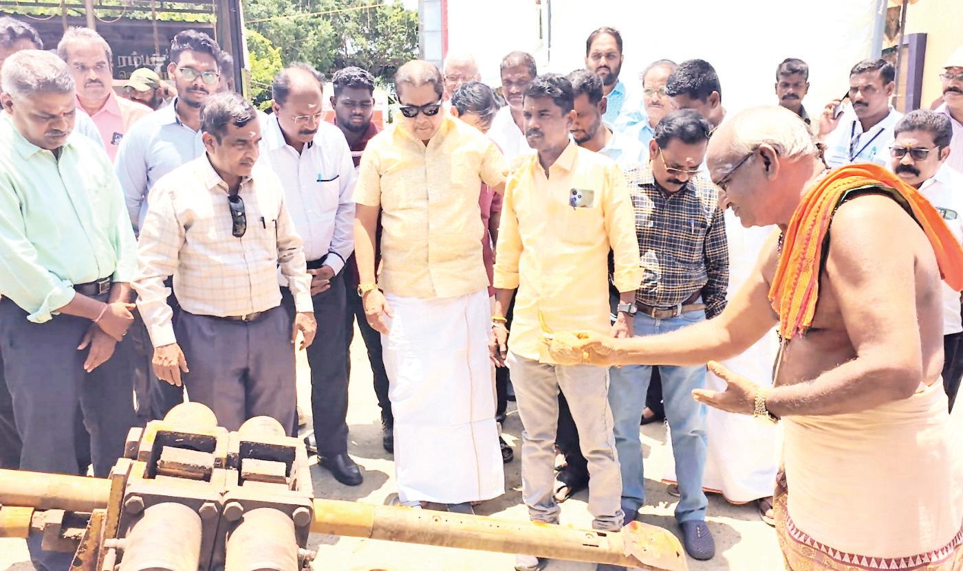 புதுச்சேரி: வீடுகளுக்கு நேரடியாக எரிவாயு விநியோகிக்க குழாய் பதிக்கும் பணி