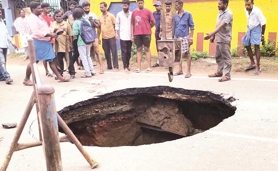அம்பத்தூரில் திடீர் பள்ளத்தால் உள்வாங்கிய சாலை
