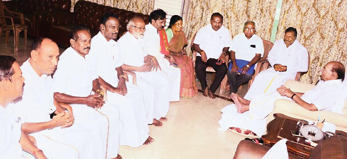 16 குற்றச்சாட்டுகள்: ஆகஸ்ட் 31-க்குள் அன்புமணி பதிலளிக்க ராமதாஸ் 'கெடு'