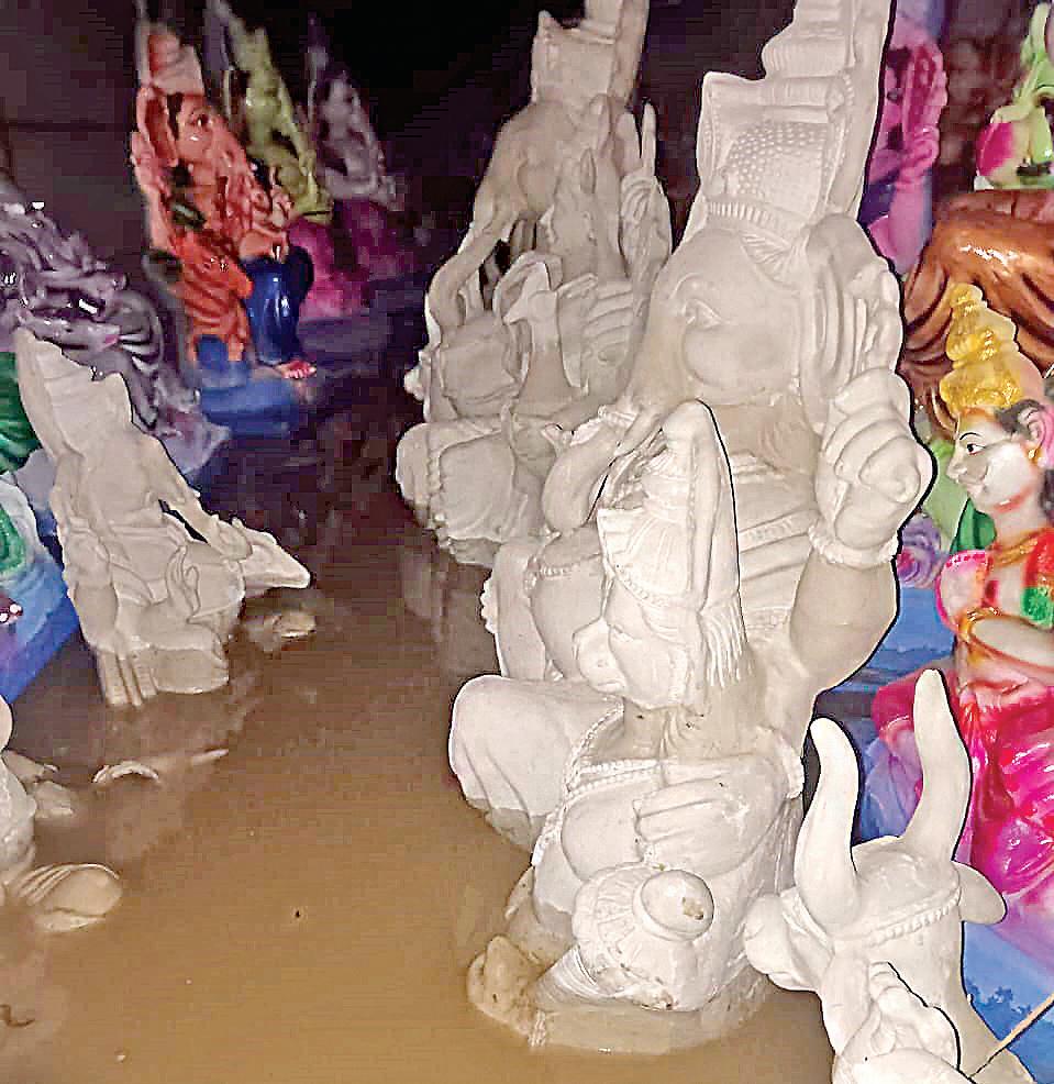 பலத்த மழையால் விநாயகர் சிலைகள் நீரில் கரைந்து சேதம்