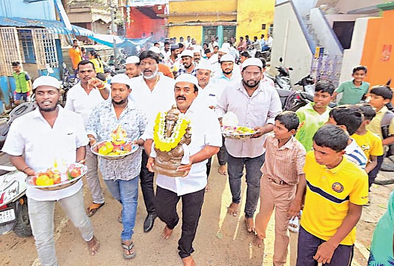 விநாயகர் சிலைகளை வழங்கிய இஸ்லாமியர்கள்!
