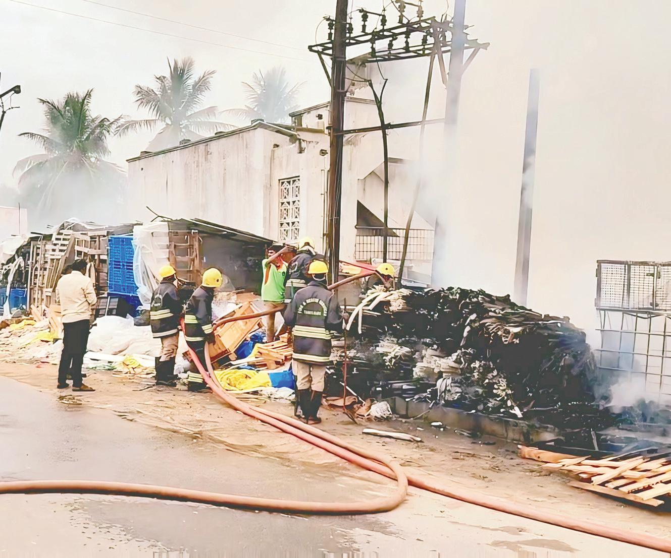 திருவேற்காட்டில் பழைய இரும்புக் கடையில் தீ விபத்து: புகையால் வாகன ஓட்டிகள் அவதி