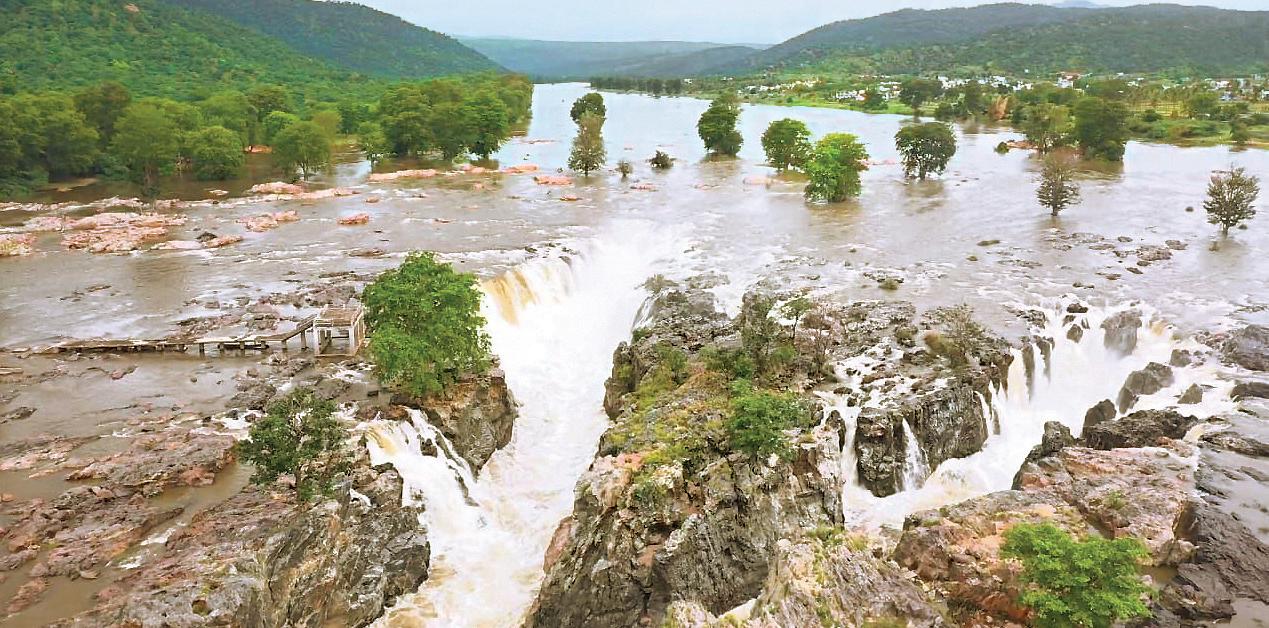 ஒகேனக்கல்லில் நீர்வரத்து 32,000 கனஅடி: பரிசல் இயக்கவும், குளிக்கவும் தடை