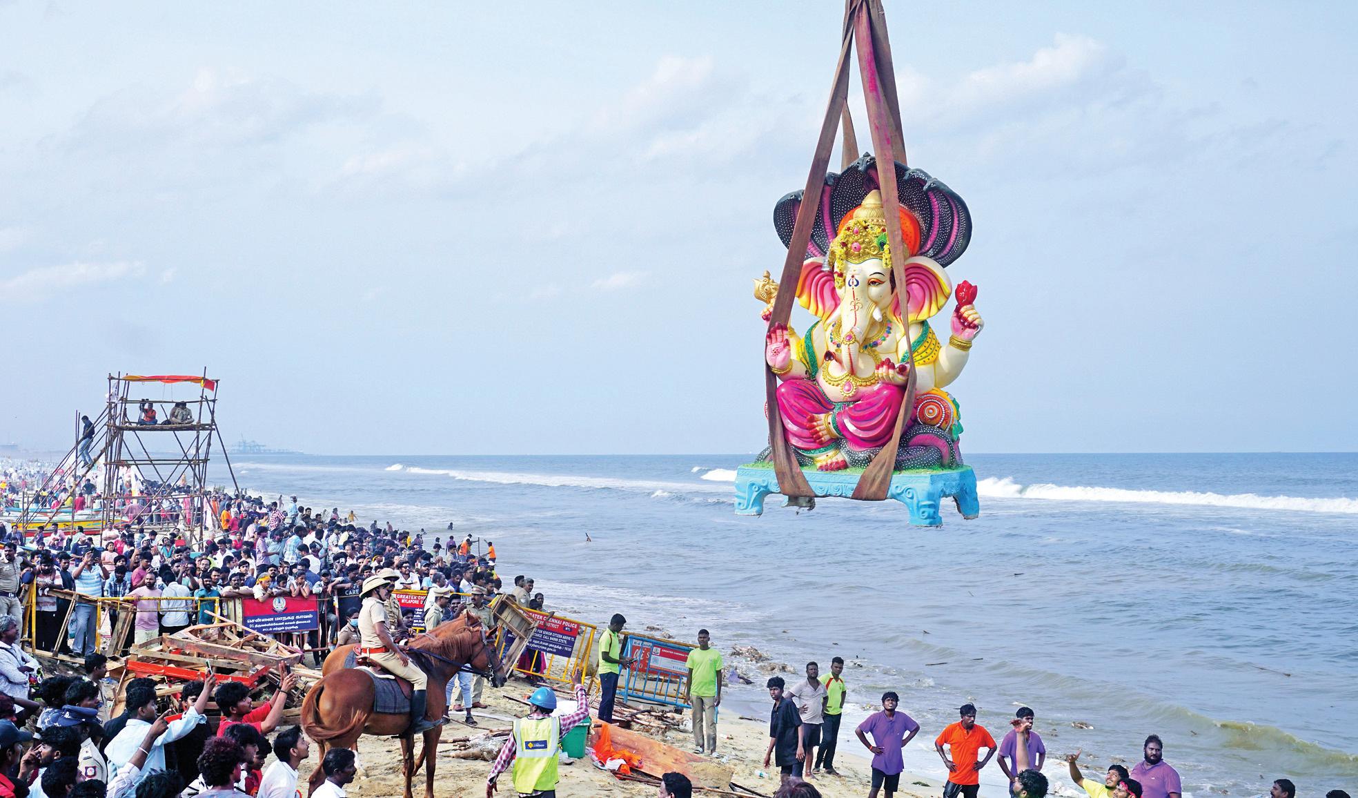 சென்னையில் 2,000 விநாயகர் சிலைகள் கடலில் கரைப்பு